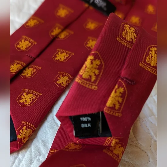 Harry Potter Gryffindor Tie - Picture 5 of 5